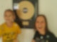 Elisa und Daniela mit ihrer Goldenen Schallplatte