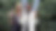 Ringo Starr und Barabara Bach machen Peace-Zeichen