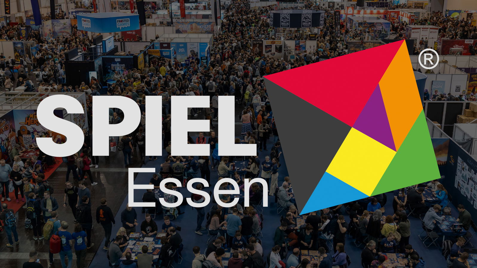 SPIEL ESSEN: Foto von Messehalle mit großem SPIEL ESSEN-Logo