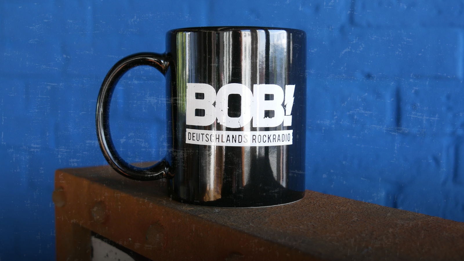 RADIO BOB! Tasse in schwarz mit weißem Logo-Aufdruck
