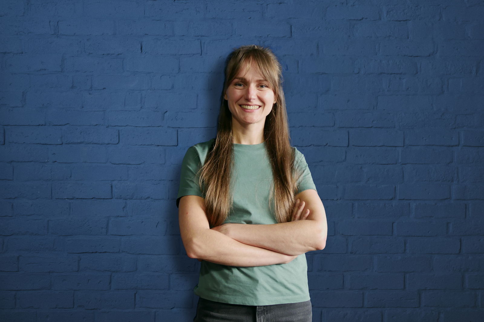 Kirsten Engelmann vor strahlend blauer Mauer