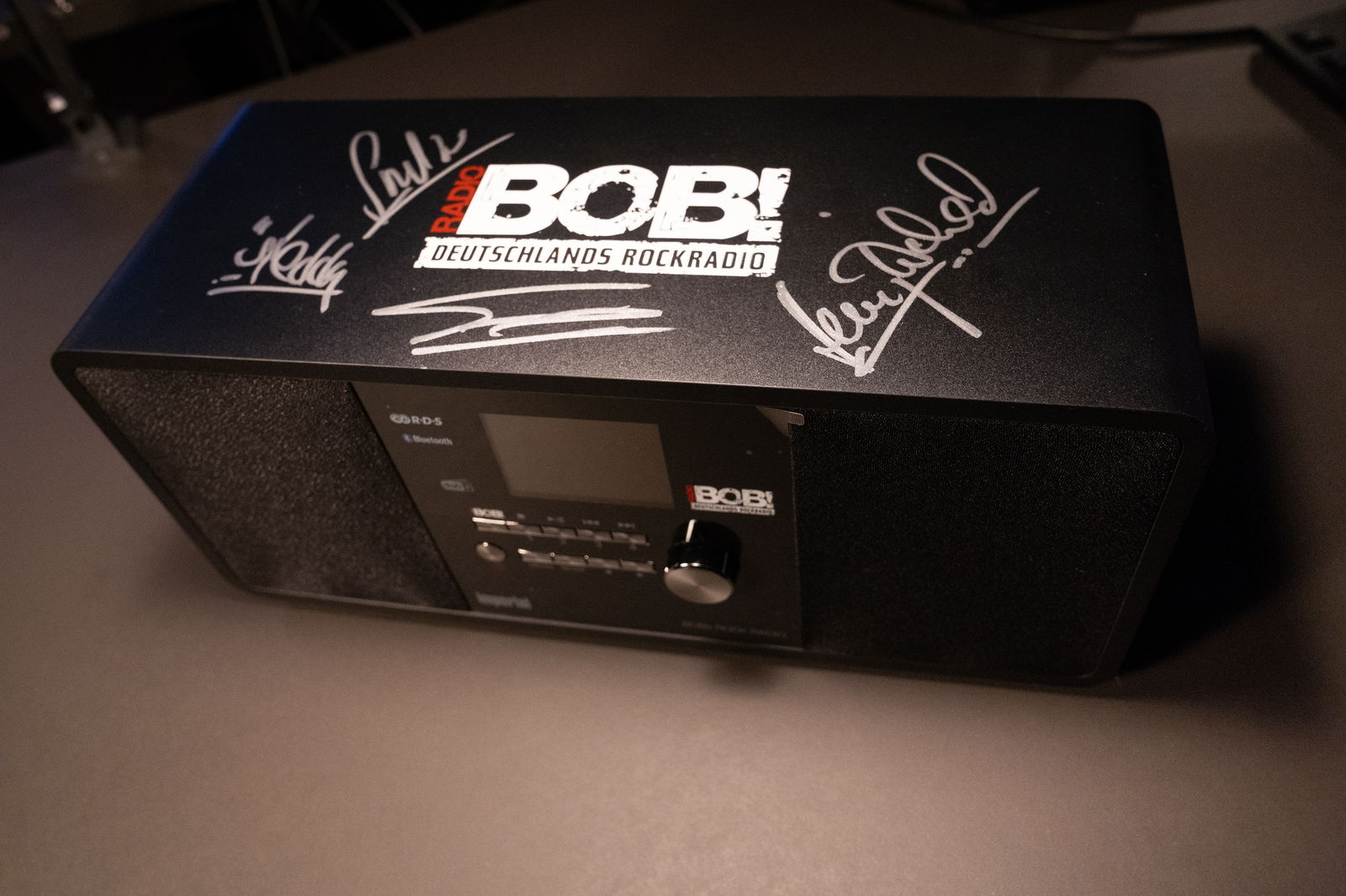 BOBs Rock Radio unterschrieben von den H-BLOCKX