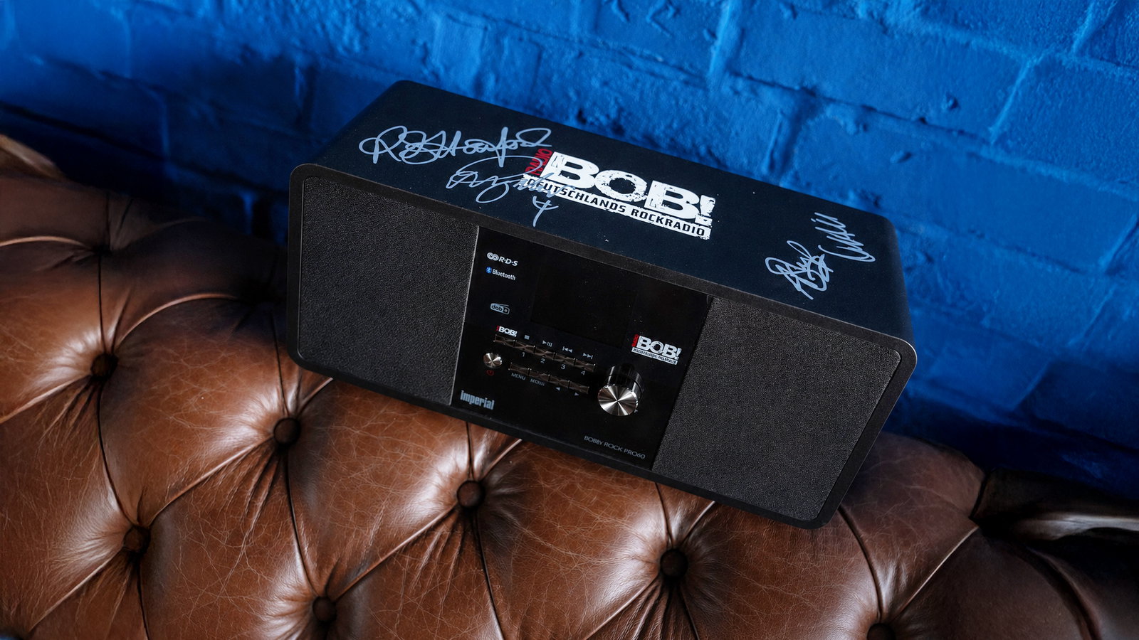 RADIO BOB!-Radio mit den Unterschriften von Judas Priest