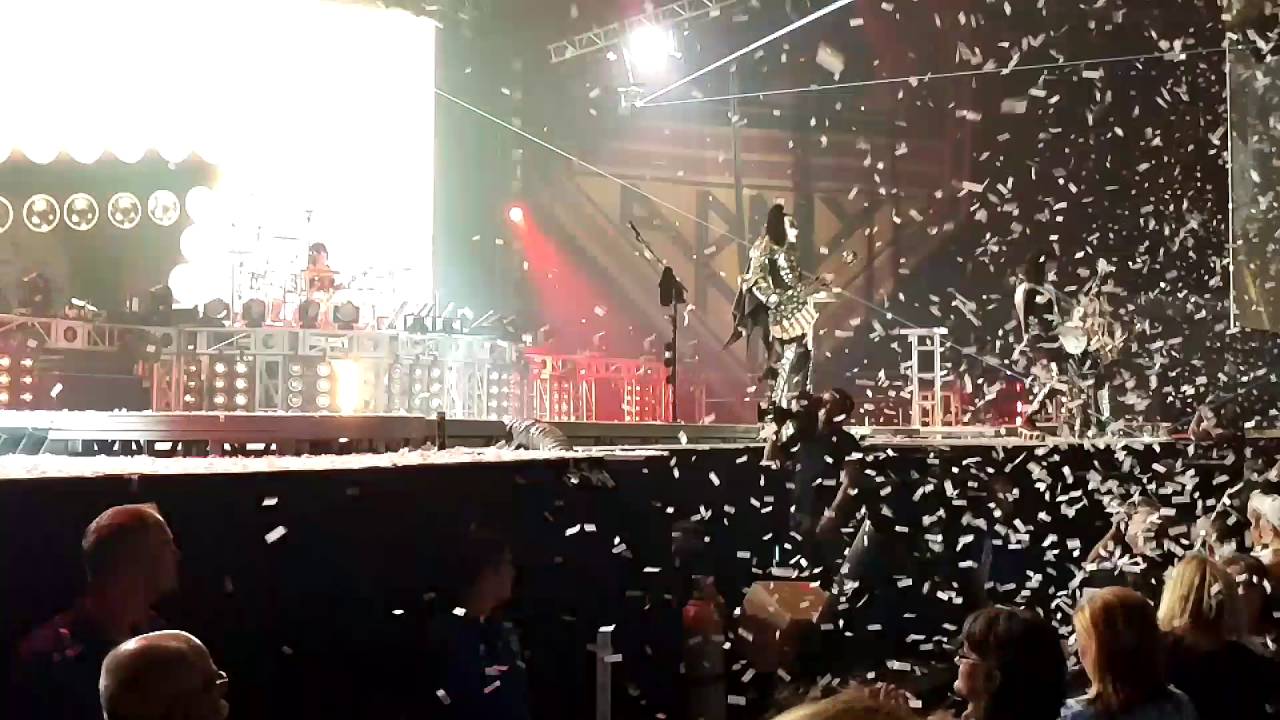 Gene Simmons Falling Onstage! Noooo!